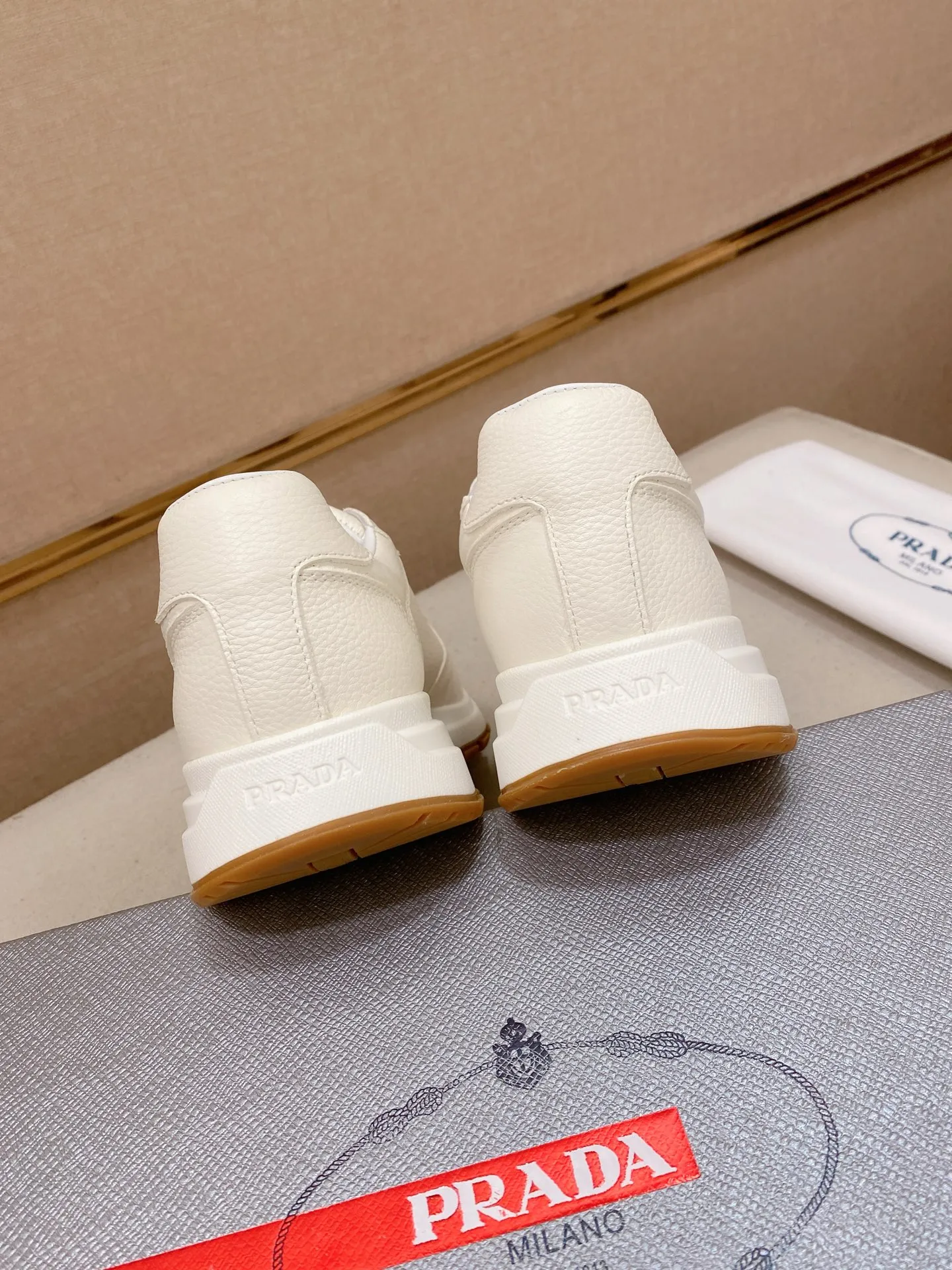 Factory price 560💰(High version) New Prada (Prada) high-top counters are on the market at the same time, new men's shoes, 😘fabrics are selected from waterproof technical cloth. First layer cowhide lining. 👍🏿Original molded anti-slip rubber outsole, with exquisite lines, simple and elegant, comfortable and high-end for leisure travel. Number of yards: 38 to 44. (Can be customized for 45.46.)